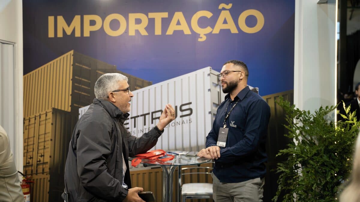 Consultoria Vettrus em estande de importação